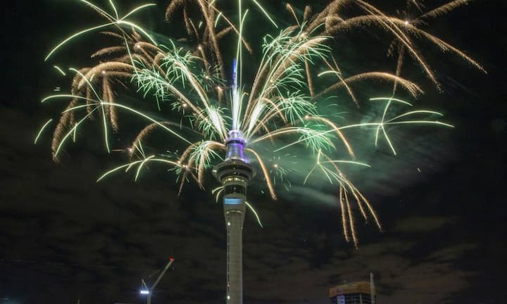 Über dem neuseeländischen Auckland erstrahlt der Himmel farbig.