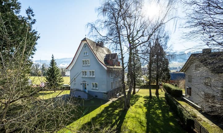 Sieben Schlafzimmer, vier Badezimmer, drei Garagenplätze und ein ganztags besonnter Garten: ein kleines Paradies im Appenzell.
Preis: auf Anfrage