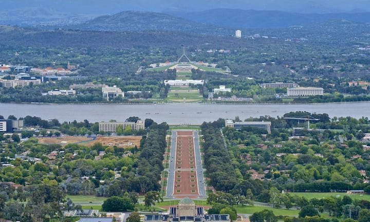 Erfolgreicher war die Etablierung von Canberra in Australien. Hier ging es um die Vermeidung von Streitigkeiten zwischen den grossen Städten Sydney und Melbourne, nach der weitgehenden Unabhängigkeit der britischen Kolonie 1907. Den Hauptstadtstatus erhielt Canberra 1927. Trotz der schönen Lage von Canberra bleibt aber Sydney unbestritten die wichtigste Stadt des Landes. Flickr/CC/Jason James
