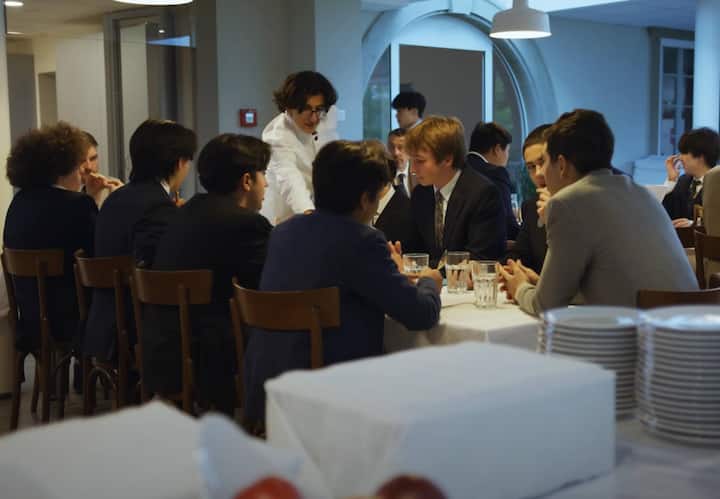 Zum Abendessen müssen Schüler Hemd und Krawatte tragen.