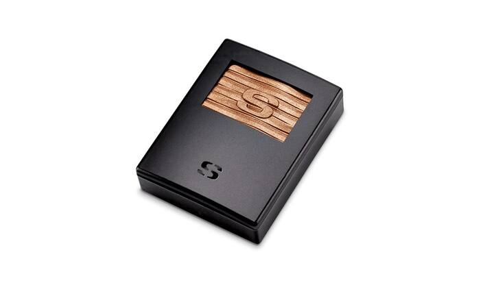 Funkelnd: Dank dem neuartigen Gelsystem verschmelzen Puder und crèmiges Fluid des Phyto Ombre Glow von Sisley mit der Haut. Der Lidschatten kann wie flüssiges Metall aufgetragen werden oder einen zarten Schatten werfen. Extrakte aus Grüntee, weisser Lilie und Kamelienöl sollen die Augenlider funkeln lassen. Sisley, Phyto Ombre Glow, 45 Franken.