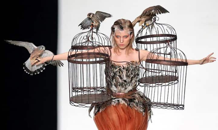 Moskau, Russland (Oktober 2013): Die Künstlerin Julia Cesar hat sich etwas Spezielles einfallen lassen: Sie schickt ihr Model mit Vogelkäfigen auf den Laufsteg.