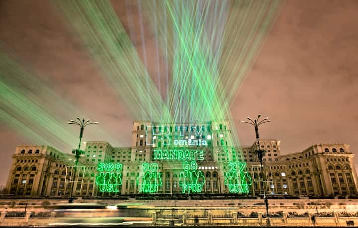 2. Parlamentspalast in Bukarest: 3 Milliarden Dollar
Nicolae Ceaușescus Grössenwahn prägt das Stadtbild von Bukarest bis heute. 20'000 Arbeiter errichteten den Palast zwischen 1983 und 1989 im Dreischichtbetrieb. Der Bau, für den ganze Quartiere der Altstadt abgerissen wurden, verschlang über Jahre einen guten Teil des Staatshaushalts des armen Landes.