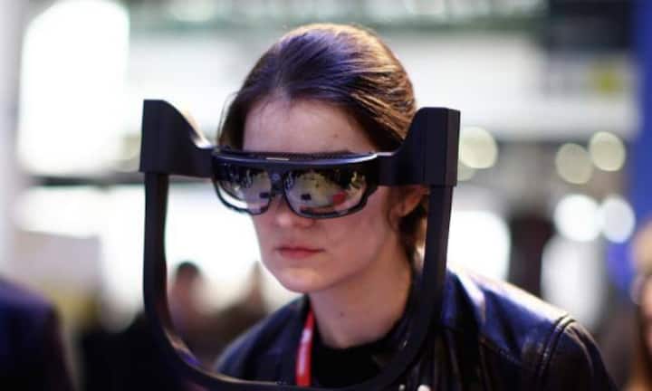 Am Mobile World Congress in Barcelona werden die wichtigen Neuheiten der Branche vorgestellt: Eine Frau testet eine Virtual-Reality-Brille aus.
