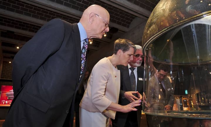 Interessiertes Betrachten jahrhundertealter Uhren;
Walter Hediger, Owner & CEO, Gallet Watch Company;
Suzi LeVine, USA-Botschafterin für die Schweiz und Liechtenstein;
Ludmil Georg Raytchev, Chairman & CEO, QinetiQa Holding AG;
Eric LeVine;