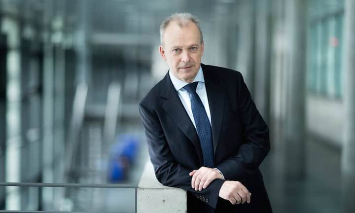 Urs SchaeppiCEO SwisscomSeitdem Urs Schaeppi vor drei Jahren den Chefposten bei der Swisscom übernommen hat, führt er das grösste Telekomunternehmen der Schweiz so, wie es seine Art ist: unaufgeregt, nüchtern, sachlich und ein bisschen langweilig. Das ist kein Nachteil: Die Marktanteile sind rekordhoch im europaweiten Vergleich, und systematisch dringt Schaeppi, gebürtiger Bieler, in neue Geschäftsfelder vor.