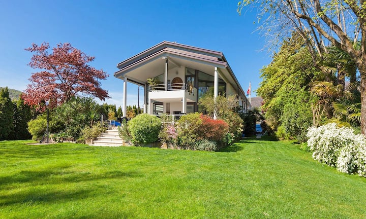 Dreizehn Zimmer, fünf Schlafzimmer und acht Badezimmer - Platz ist vorhanden, Stil ebenso.
Preis: CHF 10'400'000