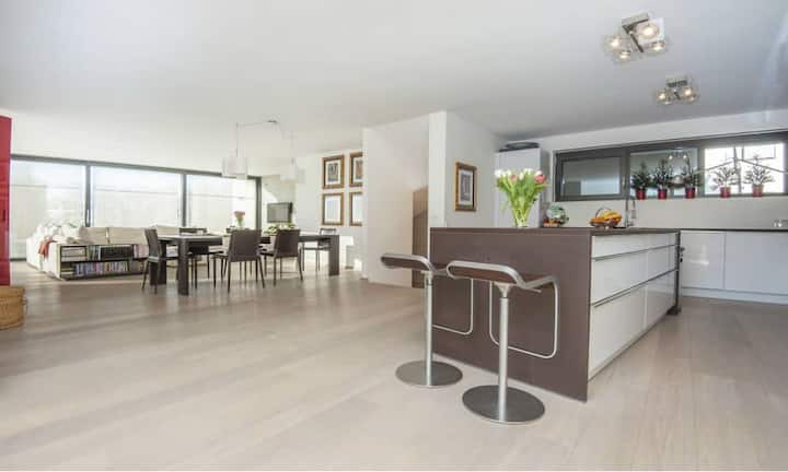 Die offene, helle Wohnküche mit viel Platz gewährt einen Übergang zum Wohnbereich.