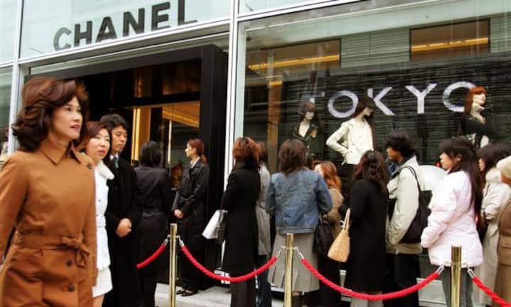 Einkaufen in Tokyo: Rund 1,240 Millionen Japaner haben Bargeld, Wertpapiere oder andere flüssige Mittel im Wert von über einer Million Dollar. Damit kommt das Land auf Platz 3.