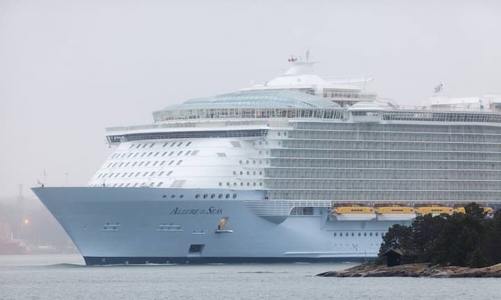 Platz 1: Allure of the Seas. Die Allure of the Seas ist das zweite Schiff der Oasis-Klasse von Royal Caribbean. Obwohl die Allure of the Seas ebenfalls mit 225'282 BRZ vermessen wurde, zeigte sich bei der Abnahme, dass sie wegen geringer Bautoleranzen ihr Schwesterschiff Oasis of the Seas als grösstes Kreuzfahrtschiff der Welt abgelöst hat.Keystone