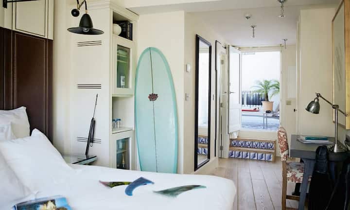 Palma de Mallorca - Hotel CortHier fühlen sich alle wohl, die es frisch und hell mögen, aber nicht besonders formell. Irgendwie bekommen die Gastgeber es hin, dass alle machen, was sie wollen – und dabei die anderen nicht stören.Wenn doch nur ... eigene Hotelparkplätze bereitstünden und die Turmuhr des gegenüberliegenden Rathauses nicht morgens ab 4 Uhr die Stunde schlagen würde.Doppelzimmer ab 165 Euro