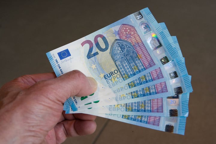 GERMANY, FRANKFURT - MARCH 04: Presentation of the new 20 Euro banknotes at the German Federal Bank in Frankfurt. Our picture shows the  new 20 Euro banknotes, on March 04, 2015 in Frankfurt, Germany. (Photo by Ulrich Baumgarrten via Getty Images)