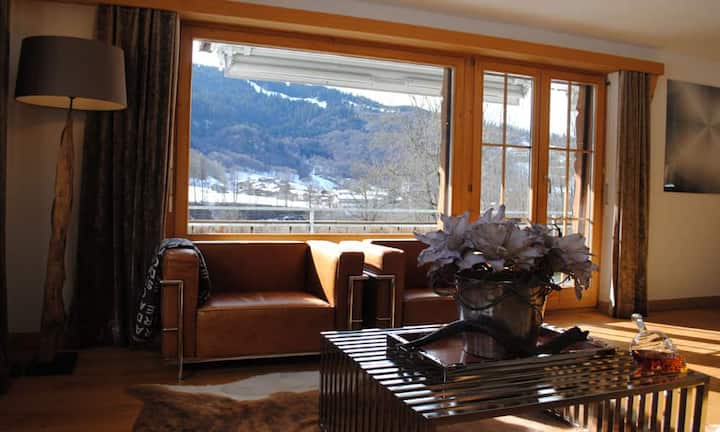 Das Wohnzimmer ist nach Süden ausgerichtet. Die grossen Fenster lassen viel Licht durch das Zimmer fluten.