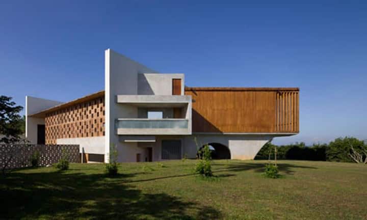 Auf einem Hügel in Weligama (Sri Lanka) liegt die «Villa Vista». Das Gebäude bietet eine atemberaubende Sicht auf das Meer, über…