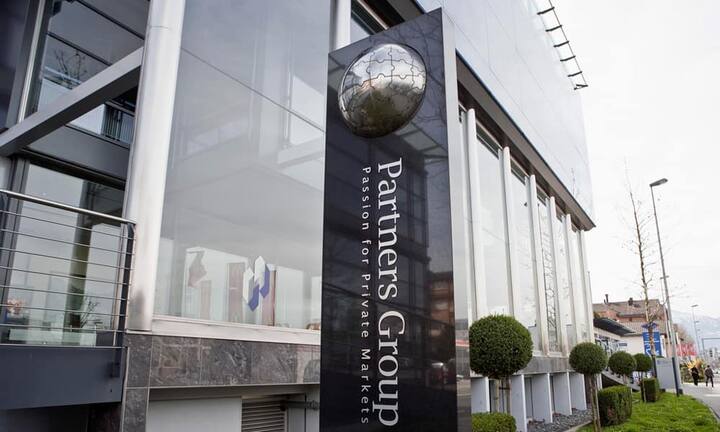 Die grossen Investments bringen Blackrock Macht in Form von Stimmkraft, die der Investor an Generalversammlungen einbringen kann. Wie ein Firmensprecher aber betont, ist Blackrock «kein aktivistischer Investor.» Dennoch hat die Zuger Firma Partners Group letztes Jahr gleich zweimal die Macht der «Krake» zu spüren bekommen und auch...