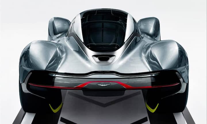 …was bislang bekannt ist: Für Vortrieb sorgt ein V12-Mittelmotor ohne Turboaufladung und insgesamt 900 PS.