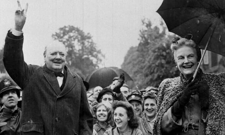 Rang 1: Die meiste Bewunderung von den befragten Firmenchefs erhält Winston Churchill (1874 - 1965). Er war zweimal britischer Premierminister und führte Grossbritannien durch den Zweiten Weltkrieg. Ausserdem wurde er mit dem Nobelpreis für Literatur ausgezeichnet. Hier zu sehen ist er 1945 mit seiner Frau Clementine.