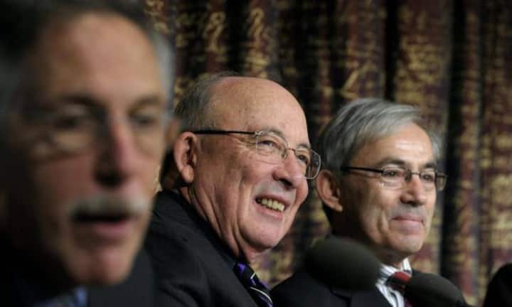 2010 wurden Peter Diamond, Dale Mortensen und Christopher Pissarides (v.l.n.r.) für ihre Forschungen zu Friktionen, vor allem auf Arbeitsmärkten geehrt. Friktion bezeichnet dabei das Auftreten von Hindernissen, welche Transaktionen verteuern.