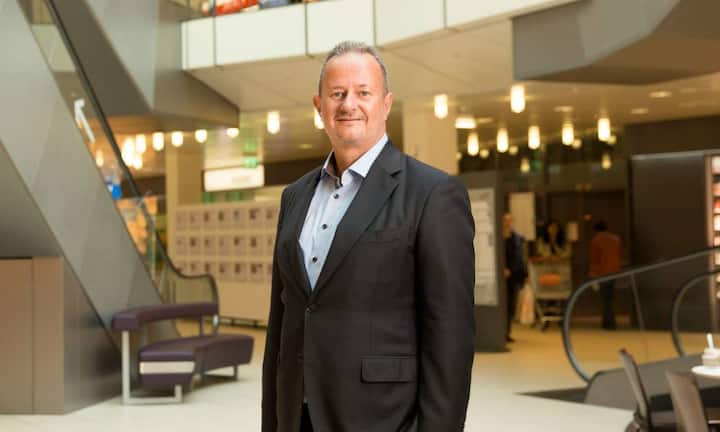 Beat Zahnd: Leiter Departement Handel Migros Zahnds neues Verantwortungsgebiet (Denner, Globus, Digitec etc.) spült 7,3 Milliarden Franken an Umsatz in die Migros-Kasse – mehr als ein Viertel der gesamten Gruppeneinnahmen. Lange galt Zahnd intern als bestmöglicher Nachfolger von Herbert Bolliger. Weil der amtierende CEO aber deutlich machte, dass er das Pensionsalter abwarten wolle, sanken die Chancen des 58 Jährigen. PR