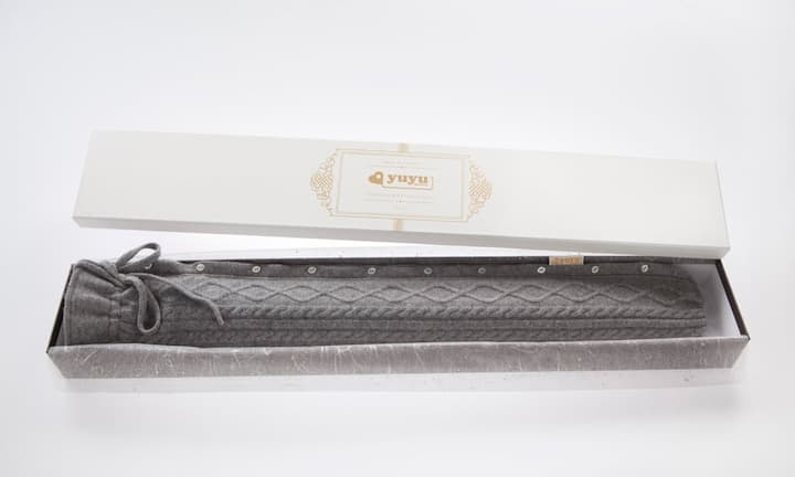 Kuschelig: Yuyu Bottle (unisex)YUYU Hot Water Bottle ist die weltweit längste Wärmflasche für den ganzen Körper. Sie hat einen kuscheligen Überzug, wahlweise aus 10, 30 oder 100 Prozent Kaschmir. Genau das richtige für kalte Wintertage. Preis ab 105 Franken