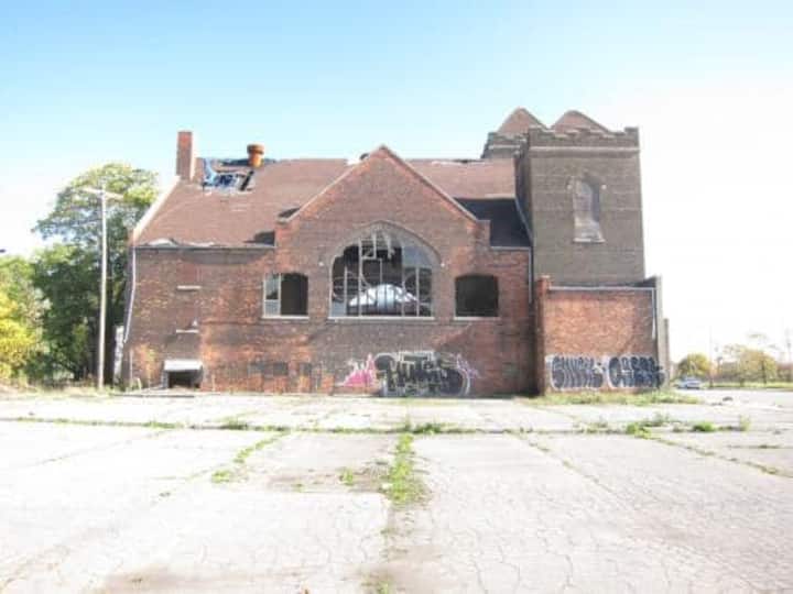 Löcher im Dach und Gras zwischen den Betonplatten. Diese Haus hat bessere Zeiten gesehen.
origamiguy1971/flickr/CC