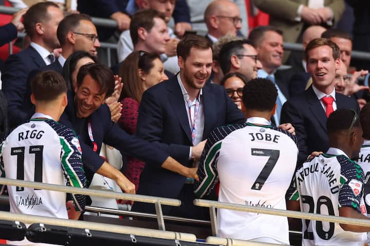 Kyrils (r.) Zwillingsbruder Maurice Louis-Dreyfus (M.) gratuliert Top-spieler Jobe Bellingham.