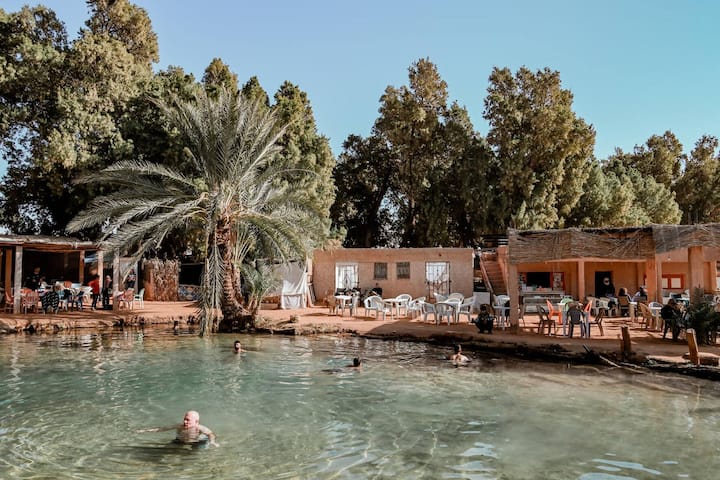 Das Oasendorf Ksar Ghilane, um eine heisse Quelle herum gebaut, ist Treffpunkt für Touristen und Abenteurer.