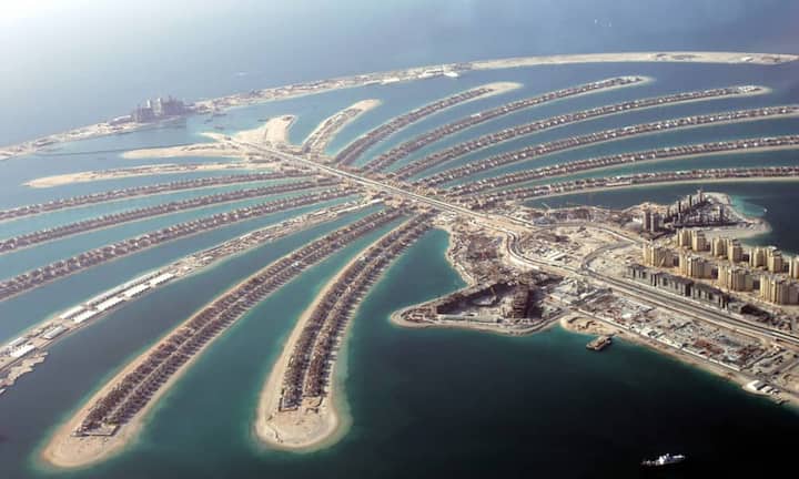 Für Dubais künstliche Palmeninseln wurden 94 Millionen Kubikmeter Sand benötigt: Für die Inselgruppe «Palm Islands», bestehend aus Palm Jumeirah, Palm Jebel Ali und Palm Deira, benötigte Dubai jede Menge Sand: Ganze 94 Millionen Kubikmeter davon wurden ins Meer geschüttet, um die neuen Inseln zu errichten. Zum Vergleich: Mit dieser Menge Sand könnte man das Empire State Building 2,5 Mal komplett auffüllen.