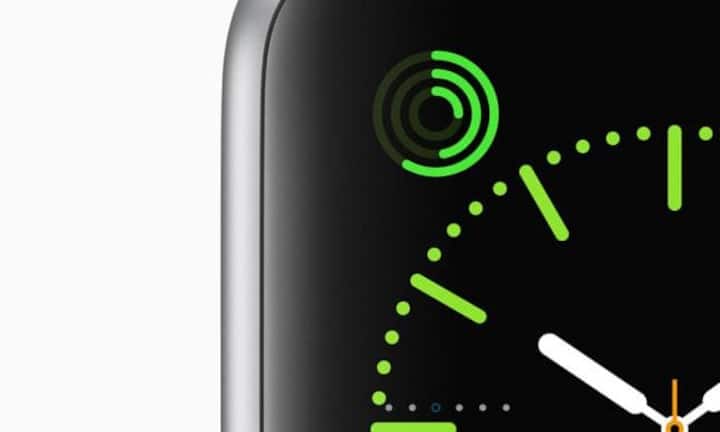 Zweites Verdikt: «Nach Sekunden wieder im Standby»
Die Apple Watch erwacht erst zum Leben, wenn der Träger das Handgelenk dreht, um selbst auf die Uhr zu schauen. Sonst präsentiert sich die Uhr – um Strom zu sparen – mit pechschwarzem Display. «Schick» sei das nicht – und auch nicht praktisch. «Die Uhrzeit wird mit kurzer Verzögerung angezeigt – das nervt.»