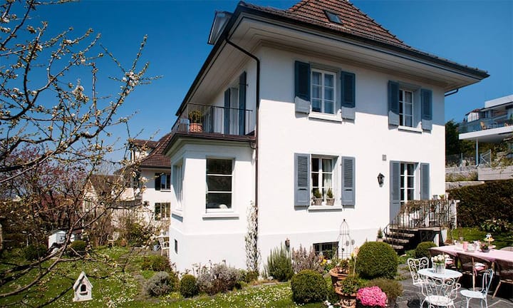 Gartenpracht: Buchsbaum und ein paar schön geschwungene Nostalgie-Stühle aus Metall reichen aus, um dem Garten einen romantischen Charme zu verleihen.