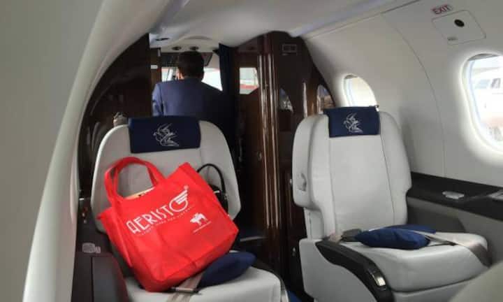 Auch innen ist das Flugzeug mit Seriennummer 1515 mit Tauben von Hans Erni geschmückt.