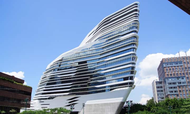 Der Jockey Club Innovation Tower stellte Hadids erstes dauerhaftes Gebäude in Hongkong dar.
Sebastian Wallroth/CC