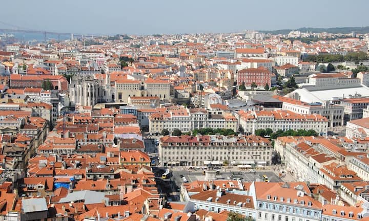 6. Lissabon ist bei den Genfern hoch im Kurs
Portugals Hauptstadt schafft es auf Platz 2 der liebsten Ziele ab Genf, aber nicht in die Top 5 der Zürcher und Basler Destinationen. Die Kosten ab Genf: 217 Franken mit Swiss.
Bild: Flickr/CC/Leandro Neumann Ciuffo