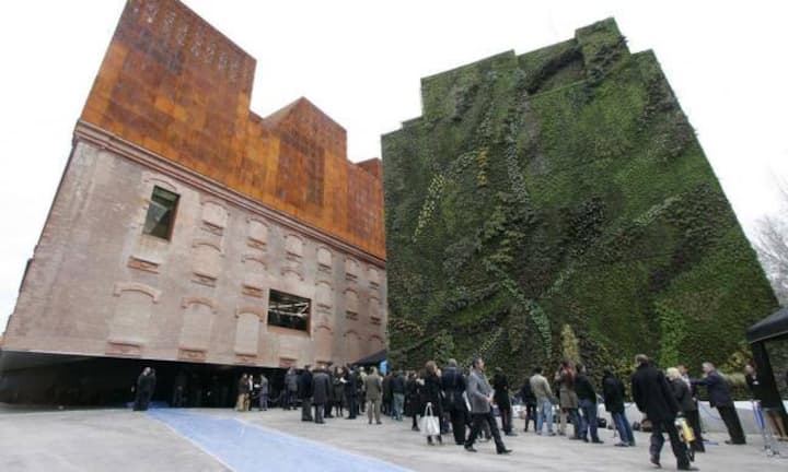 Das 2008 eröffnete CaixaForum in Madrid ist ein eher kleineres Projekt der Basler Architekten. Mit einem Preis von 60 Millionen Euro blieben sogar die Kosten für einmal im Rahmen. Keystone