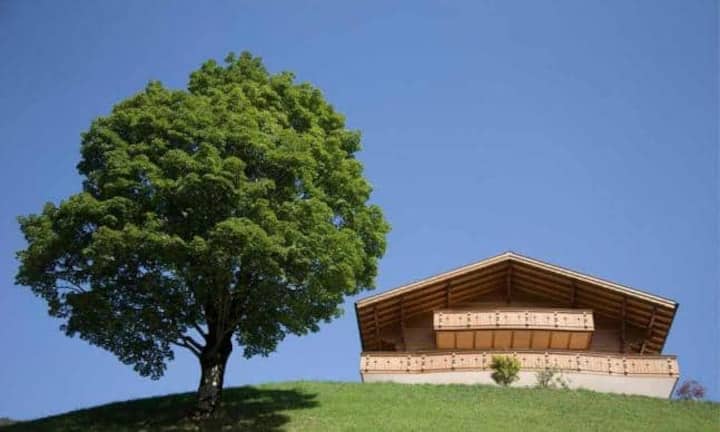 Ferien in einer der schönen Ecken der Schweiz bringen Erholung zu jeder Jahreszeit. In kaum einem anderen Land bietet sich Interessenten eine solche Vielfalt an Ferienhäusern. Manche wollen das idyllisch, umgebaute Maiensäss, andere zieht es in eine mondäne Destination. Die Zürcher Immobilienberatung Wüest & Partner schätzt, dass der Schweizer Immobilienbestand rund 550'000 Ferien- und Zweitwohnungen zählt.
Nicht an allen Orten sind sie gleich teuer. Die Liste der teuersten Gemeinden.