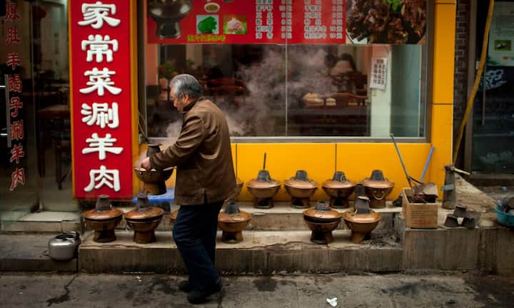 In vielen asiatischen Ländern ist Trinkgeld immer noch unüblich und wird schlimmstenfalls sogar als Beleidigung empfunden. In Vietnam, Malaysia oder China ist es kein Muss. In Thailand  haben sich in den vergangenen Jahren die Gepflogenheiten geändert. Reichte auch hier in der Vergangenheit ein freundliches Lächeln als Dank, haben sich die Servicekräfte im Hotel oder dem Restaurant an europäische Gepflogenheiten angepasst.