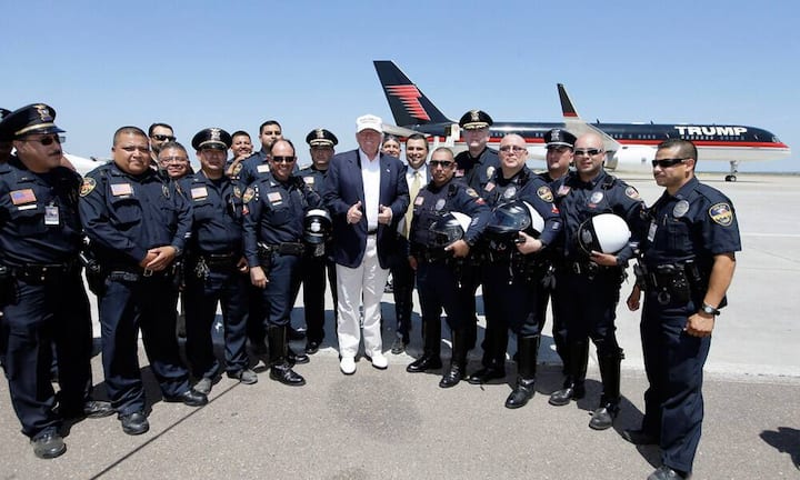 Donald Trump ist auf Wahlkampftour durch die USA - als Multimilliardär natürlich im eigenen Flugzeug. Bei seiner Auftaktrede machte er mit anti-mexikanischen Aussagen viele Feinde. Er versprach zum Beispiel, an der Grenze zwischen Mexiko und den USA auf Kosten der Mexikaner eine Mauer zu bauen. Nun besuchte er auch den Grenzort Laredo, Texas. Eine Auswahl von Aussagen seiner vielbeachteten Rede in der Galerie.