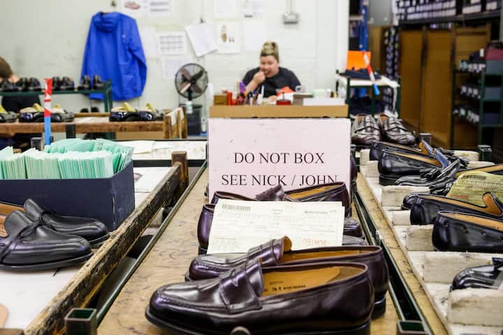 Schuhe mit kleinsten Fehlern werden nicht ausgeliefert, sondern überarbeitet oder im Outlet verkauft