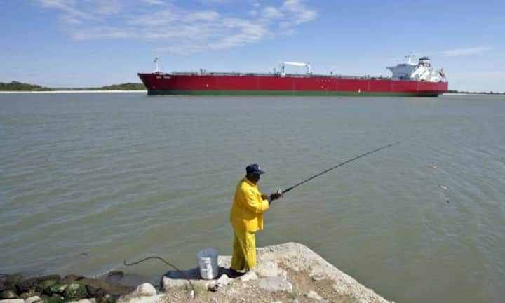 Gewinner: Tanker
Nicht nur wird der Treibstoff für die Ozeanriesen günstiger. Für die Reeder sinken auch die Einkaufskosten der Handelsware. Zudem können Tanker als schwimmende Ölspeicher dienen.