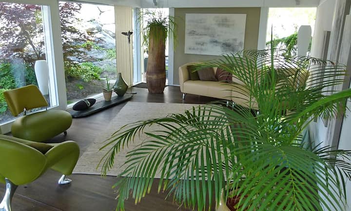 ...kommen der Kamin und die dunklen Holzböden gut zur Geltung.