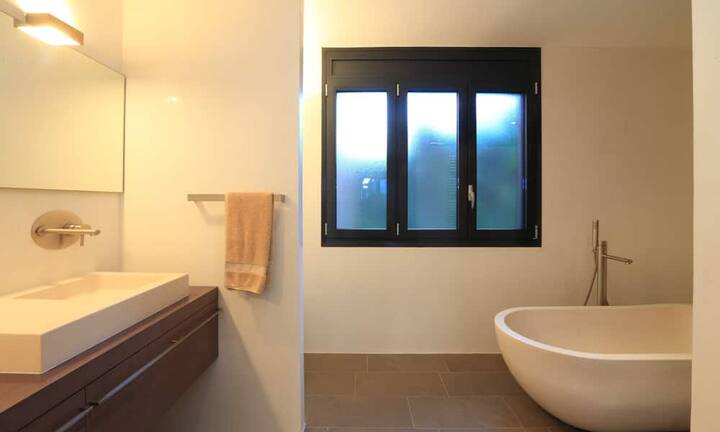 ... drei komfortable Nasszellen. Als besonderes Highlight befindet sich...