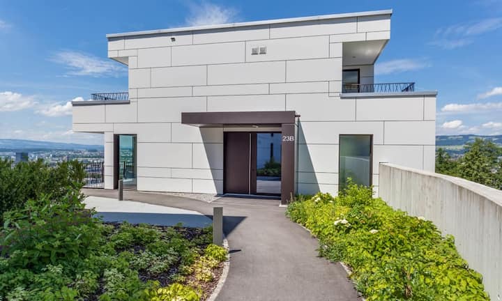 Mitten am Zugerberg steht diese Villa.