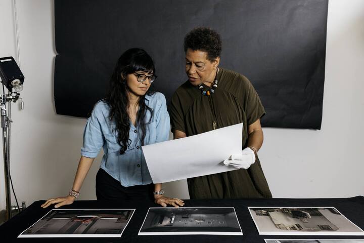 Die kolumbianische Jungkünstlerin Camila RodrÍguez Triana (links) mit ihrer Mentorin, der amerikanischen Medienkünstlerin Carrie Mae Weems.