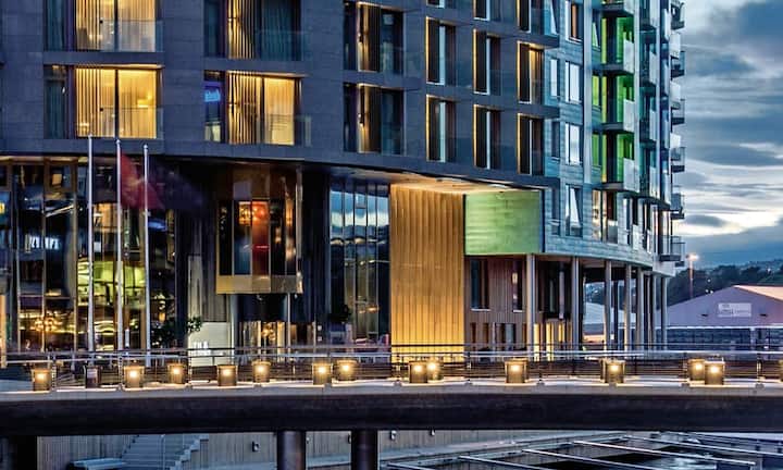 Oslo - The ThiefIn den hippen Docklands am Wasser gelegen, stiehlt das nach strengen ökologischen Massstäben erbaute «The Thief» der skandinavischen Konkurrenz die Schau. In den 119 Zimmern treffen Videokunst und technologische Gadgets auf norwegische Wollpantoffeln und Daunenduvets. Wenn doch nur ... die Gerichte des leidenschaftlich kreativen Küchenchefs Johan Laursen nicht den Hang zum Überfrisierten hätten.Doppelzimmer ab 1900 Norwegische Kronen