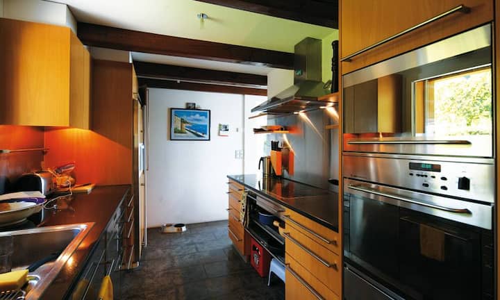 ...mit der Küche verbunden ist.