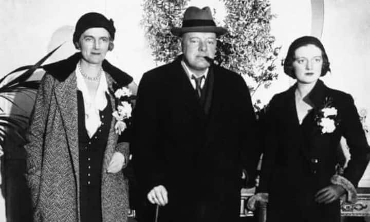 Doch es war seine harte Haltung, seine «Blut-Schweiss-und-Tränen-Politik» gegen Nazi-Deutschland, die ihn zum Volkstribun in England und international zu einem der prägenden Staatsmänner des 20. Jahrhunderts werden liess. Bild: Clementine Churchill (Frau, li.), Winston Churchill und Diana Churchill (Tochter, re.), 1931. Quelle: Keystone.
