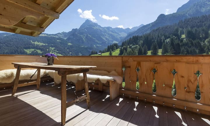 Über die gesamte Breite des Hauses erstreckt sich ein teils gedeckter Balkon von dem man eine traumhafte Aussicht geniesst.
