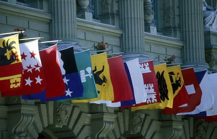 Die angehenden Juristen und Anwälten tendieren zur Bundesverwaltung. Rund 37'000 Mitarbeiter verteilen sich auf die sieben Departemente, die Bundeskanzlei und knapp 90 Ämter.