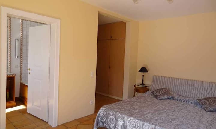 Eine Granittreppe führt in das darunter liegende Stockwerk. Hier befinden sich ebenfalls zwei Schlafzimmer mit je einem Ensuite-Bad/WC, bzw. Dusche/WC.