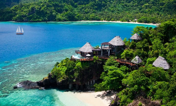 Platz 9: Laucala Island, Fiji.Das Landschaftsspektakel auf der privaten Fiji-Insel Laucala Island ist einmalig – ebenso die Platzverhältnisse: Mehrfach am Tag kann man die Welten wechseln, es gibt immer wieder etwas Neues zu entdecken. Das hebt dieses Südseeparadies von anderen Tropenresorts ab. Der Luxus in den 25 Villen ist dann nur noch eine angenehme Nebensache.